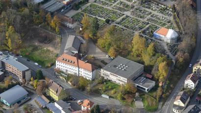 Bild: mür
Im kommenden Jahr starten die Sanierung und Erweiterung der Johann-Andreas-Schmeller-Mittelschule in Tirschenreuth. Die Kosten für das Projekt sind von 18 auf 33 Millionen Euro gestiegen. Die Planer rechnen mit einer Bauzeit von acht bis neun Jahren.