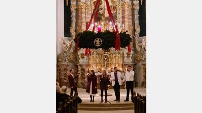 Bild: lm
Zum Glanz der ersten Adventskranz-Kerze geht der Gesang vom Vokalensemble „B’n’T“ vielen Gästen in der Michaelskirche unter die Haut.