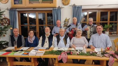 Bild: Silvia Bäumler/exb
In der "Almrauschhütte" des Trachtenvereins "Stamm" gibt der Arbeitskreis Mundart Weiden bei der Herbstlesung amüsante Anekdoten zum Besten,