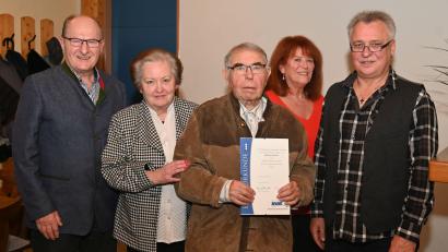 Bild: gf
Der VdK-Ortsverband Haselmühl-Kümmersbruck ernennt seinen langjährigen Vorsitzenden Johann Hecht zum Ehrenvorsitzenden (von links): Dritter Bürgermeister Hubert Blödt, VdK-Kreisvorsitzende Marianne Kies-Baldasty, Johann Hecht, Ingrid Schneider und Jürgen Randler.