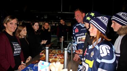 Bild: R. Kreuzer
In der Kaffeestube bedient der Nachwuchs des Vereins.