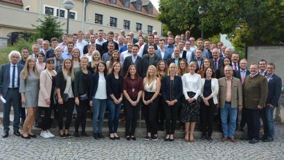 Bild: jr
Im Bild die 59 geehrten Meister, Techniker, Fach- und Betriebswirte aus dem gesamten Landkreis auf den Stufen des Landratsamtes mit Landrat Wolfgang Lippert (links) sowie den Bürgermeistern aus den Heimatgemeinden.