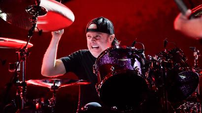 Bild: Evan Agostini/Invision/dpa/Archivbild
Lars Ulrich, Schlagzeuger der Band Metallica, tritt während des Global Citizen Festivals im Central Park in New York auf.