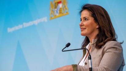 Bild: Peter Kneffel/dpa/Archivbild
Bayerns Agrarministerin Michaela Kaniber nimmt an einer Pressekonferenz teil.