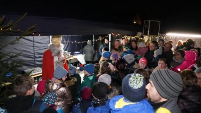 Bild: fvo
Vorweihnachtliche Worte findet der Heilige Nikolaus der Freien Wähler Waldthurn und verteilt seine Geschenksäckchen.