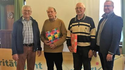 Bild: Rothballer/exb
Manfred Haberzeth (links) und Alexander Gröbner (rechts) zeichnen Heinz Gerstenberger und Hans Reger aus.