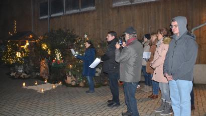 Bild: gi
Das erste Adventsfenster der Pfarrei Moosbach in Ragenwies ist geöffnet.