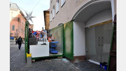 Bild: Stephan Huber
Dort, wo zuletzt das Modehaus Schmid untergebracht war, ist vor einiger Zeit ausgeräumt worden. Lange soll das Gebäude aber nicht leer stehen. New Yorker will sich in Amberg vergrößern.