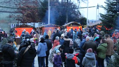 Bild: prh
Ein Besuchermagnet war nach zweijähriger Zwangspause der Weihnachtsmarkt der Musikschule. Der Platz vor dem Lobkowitz-Schloss platzte aus allen Nähten. Vor allem die Kinder erwartete ein abwechslungsreiches Programm. Als Höhepunkt besuchten St. Nikolaus, das Christkind, kleine Engel und Zwerge die KInder.