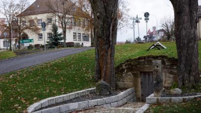 Bild: bkr
Viel Lob gab es bei der Bürgerversammlung für die Leistung des Bauhofs, der auch den alten Felsenkeller sanierte. Für das alte Rathaus im Hintergrund sollen die Planungen für die Sanierung in Kürze auf den Tisch liegen.