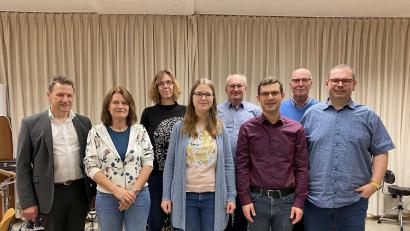 Bild: Michaela Hiltl/exb
Von links Erich Übler (Beisitzer), Alexandra Ottmann (Vorsitzende), Karin Kraus (Kassiererin), Franziska Siegert (Beisitzerin), Siegfried Meier (Kassenprüfer), Reiner Vogel (Schriftführer), Hans Renner (Kassenprüfer), Michael Heinz (Zweiter Vorsitzender).