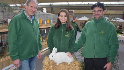 Bild: jr
Der ganze Stolz von Sophie Zandt ist ihr schneeweißes Schwarzgrannen-Kaninchen, das mit 98 Punkten eine bei den 
Konnersreuthern Züchtern bisher noch nie erreichte Höchstpunktzahl bekam. Dazu gratulierten Sophies Vater und Tätowiermeister Klaus Zandt (rechts) sowie Vorsitzender Reinhard Wurm.