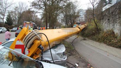 Bild: Dominic Casdorf
In der Klenzestraße in Regensburg ist am Montag ein etwa 60 Tonnen schwerer Autokran umgekippt.