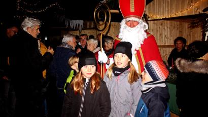 Bild: R. Kreuzer
Der Nikolaus verteilte Geschenke an die Kinder.