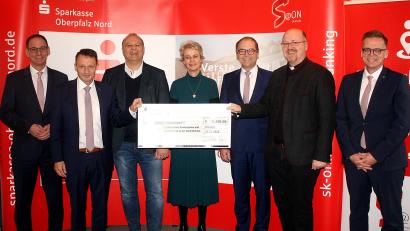 Bild: R. Kreuzer
Mit einem Musterscheck in Höhe von 10.200 Euro treffen sich die Beteiligten bei der Spendenvergabe der Sparkasse Oberpfalz Nord (von links): Robert Stahl, Oberbürgermeister Jens Meyer, Dekan Thomas Guba, Christine Söllner, Hans-Jörg Schön, Prodekan Johannes Lukas, Alexander Brittinger.