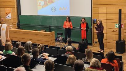 Bild: Christian Müller/exb
Beim "Orange Day" geht es es um eine gewaltfreie Zukunft für Frauen. Moderiert hat die Benefizveranstaltung (von links) Corinna Hagn, neben ihr stehen Iris Müller, Präsidentin des Inner-Wheel-Club Weiden und Christiane Hellbach, Vizepräsidentin der OTH Amberg-Weiden.