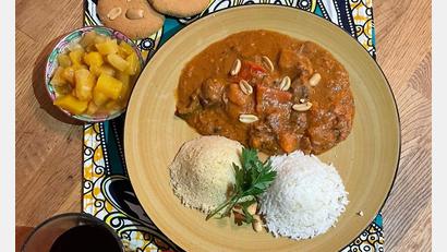 Bild: ads
Für den Gambischen Abend at home kocht der Verein „Socialis for The Gambia" wieder groß auf. Es gibt Rindergulasch mit Erdnussbutter „Domoda“ sowie eine vegane Variante. Als Beilage gibt es Couscous und ein herzhaftes Ananas-Mango-Chutney.