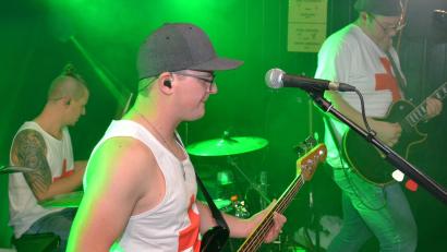 Bild: fjo
Ein gelungenes Premierenkonzert geben (von links) Tobias Bauer, Johannes Hochwart und Christian Schmucker als "Dr. Bob".