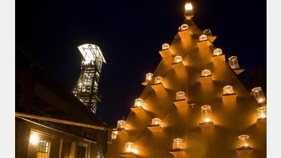 Bild:  Förderverein Maffeispiele/exb
Der Grubenadvent wird beleuchtet von über 60 Pyramiden, die meist mit LED-Lichterketten umwickelt sind. Die größte Pyramide wird von echten Kerzen erhellt.