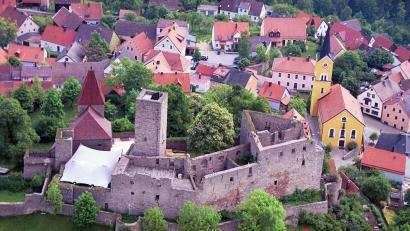 Archivbild: fz
Unter dem Zeltdach der Burg Leuchtenberg will das LTO im kommenden Sommer "Shrek" auf die Freilicht-Bühne bringen. LTO-Chef Meidenbauer berichtet aber von Überlegungen, das Familienmusical wegen vieler Unwägbarkeiten in den Herbst zu verschieben.