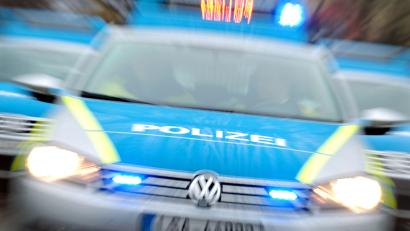 Symbolbild: Jan Woitas/dpa
Die Polizei nahm einen 48-Jährigen in Burglengenfeld fest, als er gerade versuchte, ein Schild vor einem Gymnasium anzuzünden, beziehungsweise anzusengen.