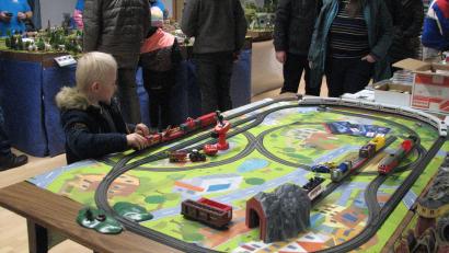 Bild: knh
Reges Interesse zeigen junge und erwachsene Besucher bei der Ausstellung der Modellbahnanlage in der TSG Turnhalle.