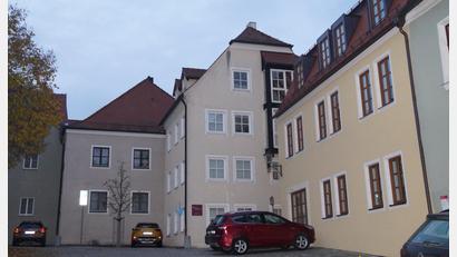 Bild: wel
Der gelbe Rathausneubau Im Berg 7, wo früher das Altmann-Haus stand, fügt sich unauffällig in die Bestandsimmobilien ein