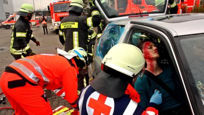 Bild: R. Kreuzer
Die junge Frau im Auto ist schwer verletzt und bewusstlos. Die Rettungssanitäter versuchen, sie aus dem Auto zu befreien.
