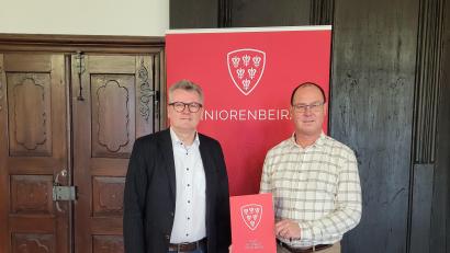 Bild: Kerstin König/exb
Roland Maul (rechts) bei der Ernennung durch Bürgermeister Michael Göth zum neuen Seniorenbeauftragten.