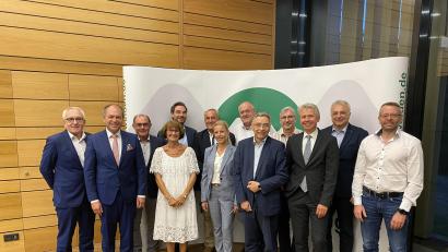 Bild: exb/Reichl
Engagieren sich im Förderverein der OTH: Vorsitzender Günther Kamm und zweite Vorsitzende Anja Gall-Colbatz (vorne, Mitte) wurden bei der Mitgliederversammlung im Amt bestätigt. Neu im Beirat sind Oberbürgermeister Jens Meyer, Landrat Andreas Meier und OTH-Präsident Professor Clemens Bulitta. Ludwig Zitzmann wechselt vom Schatzmeister in den Beirat.