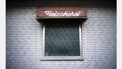 Symbolbild: Jonas Güttler/dpa
Eine Metzgereiverkäuferin in Etzenricht hat sich bei Reinigungsarbeiten die Fingerkuppe abgetrennt.