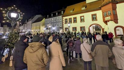Bild: Sascha Fuchs/fph
Viele Marktredwitzer freuen sich auf die Adventszeit und singen mit der Blaskapelle in der Fußgängerzone.