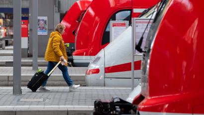 Bild: Sven Hoppe/dpa
Während die direkten Anbindungen aus zahlreichen Regionen Bayerns in den kommenden Jahren sukzessive ausgebaut werden sollen, ist eine umsteigefreie Anbindung über die Strecke Hof-Weiden-Regensburg nicht vorgesehen.