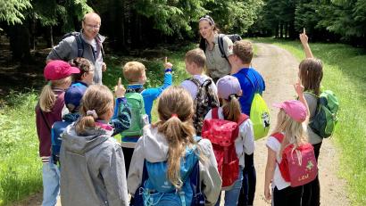 Bild: Hannes Gilch/exb
Die Pfingstwanderung mit zwei Naturparkrangern war ein Höhepunkt des Jahresprogramms der Jugendbeauftragten für die Kinder und Jugendlichen in der Großgemeinde Vohenstrauß.