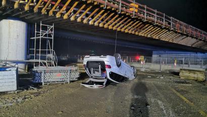 Bild: Markus Dietrich, FF Wenzenbach
Am Pkw entstand ein Totalschaden in Höhe von rund 25.000 Euro.