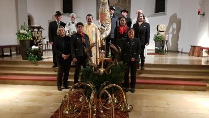 Bild: gis
Parforcehorn-Bläsergruppe Hohes Fichtelgebirge um Leiterin Hornmeisterin Christa Kellner (vorne rechts). Pfarrer Ferdinand Weinberger (hinten, Dritter von links) dankte den Musikern.