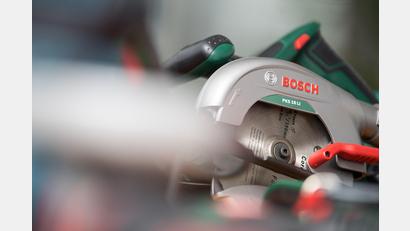 Symbolbild: Sebastian Gollnow/dpa
Ein 62-Jähriger ist bei Holzarbeiten in das Sägeblatt einer Kreissäge geraten.