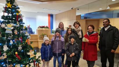 Bild: öt
Pfarrer Julius Johnrose (von rechts) und Marianne Fütterer durften aus der Sammlung anlässlich des Martinsumzug in Weihermühle von Ulrike Kraus und ihren Kindern Korbinian und Magdalena sowie Sabrina Böhm mit den Töchtern Leonie und Selina 350 Euro für die Familienhilfe Neusorg in Empfang nehmen.