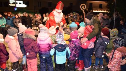 Bild: wku
Der Nikolaus beschenkte die Kindergartenkinder, die ihm ein Lied sangen.