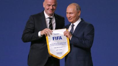 Archivbild: Alexander Zemlianichenko
Zwei Sympathieträger? FIFA-Präsident Gianni Infantino mit dem heutigen Kriegsverbrecher Vladimir Putin