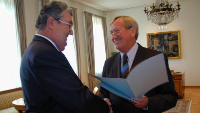 Archivbild: Umlauft
Hans Zehetmair (rechts) mit FH-Gründungspräsident August Behr.