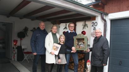 Bild: ads
Bei der Familie Pröls (Mitte) in Schnaittenbach findet das Kastenkripperl der Schnaittenbacher Krippenfreunde mit ihren Vorsitzenden Uli Reindl (links) und Peter Pichl (rechts) seine erste Herberge.