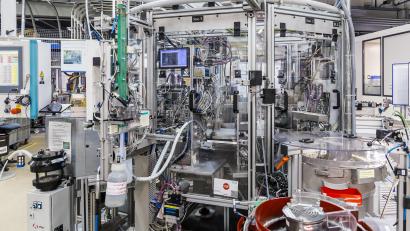 Bild: Hösamer
Moderne Fertigungsanlagen prägen die Produktion der EMZ in Nabburg. Das Unternehmen entwickelt sich zum Systemanbieter für Hausgeräte.