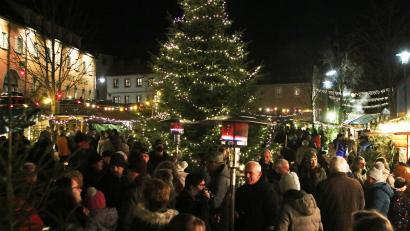 Bild: Stephan Landgraf/exb
Der Adventsmarkt in Floß lockte wieder viele Besucher an.