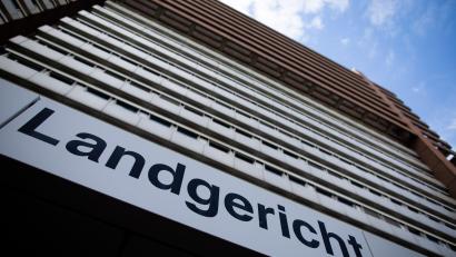 Bild: Rolf Vennenbernd/dpa/Symbolbild
Blick auf ein Landgericht.