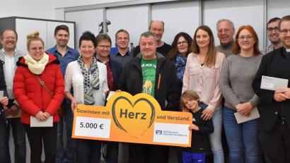 Bild: rgr
Viele gemeinnützige Institutionen sind mit Spenden der Raiffeisenbank OberpfalzNord eG bedacht worden. Das Bild zeigt die Vereinsvertreter mit Vorstandssprecher Joachim Geyer (links).