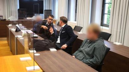 Bild: Karl-Josef Hildenbrand/dpa/Archivbild
Ein Landwirt (l) und sein Sohn (r) sitzen mit ihren Anwälten auf der Anklagebank.