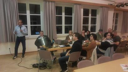 Bild: ld
Sprecher Wolfgang Doleschal moderierte den Abend, bei dem Filme und Fotos gezeigt wurden. Auch Sybille Kießling war nach Brand gekommen.