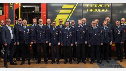 Bild: u
Für ihr langjähriges Engagement bei der Feuerwehr werden einige Mitglieder geehrt (von links): Kreisbrandmeister Marco Weiß, Bürgermeister Hermann Falk, Erster Kommandant Sebastian Jasinsky, Andreas Reil, Claus Meyer, Michael Lang, Patrick Künzel, Manfred Mutzbauer, Jürgen Schlaffer, Jürgen Heinz, Michael Heinz, Rudolf Endisch, Michael Dobler, Alexander Herrmann, Werner Gebert, Herbert Meyer, Michael Freimuth, Vorsitzender Michael Schuminetz und sein Stellvertreter Thomas Maier.