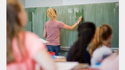 Symbolbild: Julian Stratenschulte/dpa
Vor der Klasse stehen und wieder unterrichten, das wünschten sich viele schwangere Lehrerinnen in Corona-Zeiten. Nun sind die Regeln gelockert - aber viel einfacher macht es das nicht.